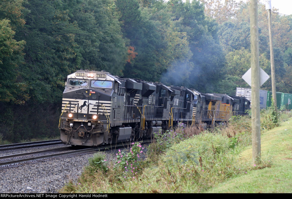NS 7653 leads train 961 up the hill from Cox